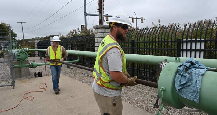 Unitil natural gas crew members working