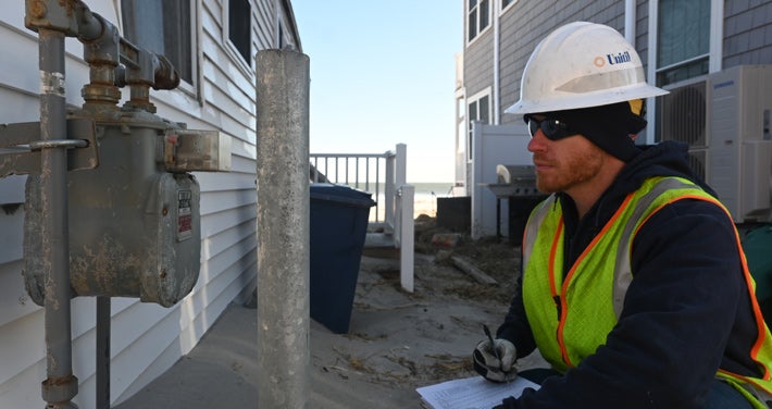 crew in Hampton inspecting gas services